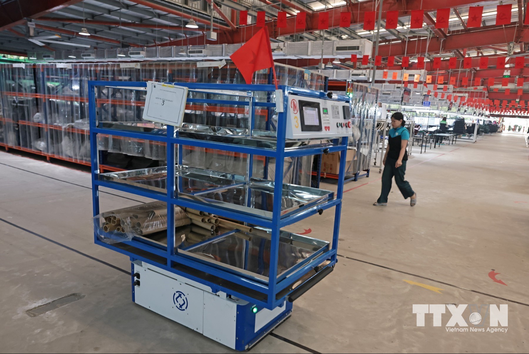 Robot vận chuyển nguyên liệu tự động từ kho đến dây chuyền sản xuất tại Công ty Maxport Thái Bình. (Ảnh: Trần Việt/TTXVN)